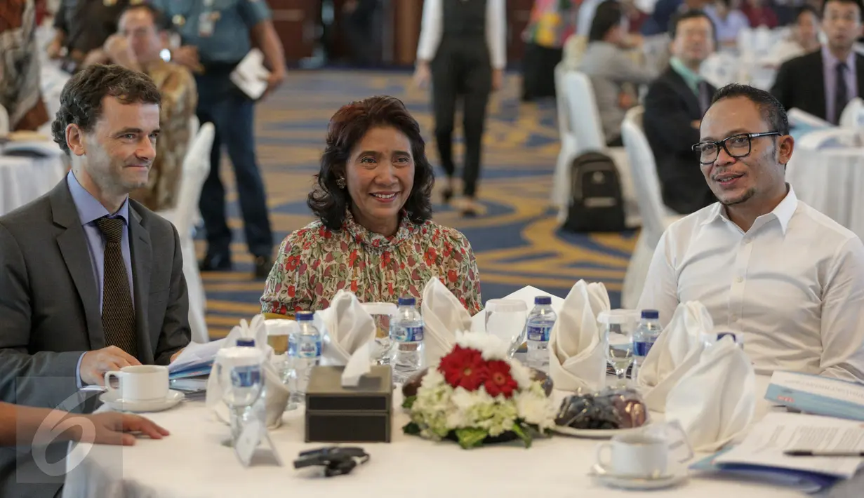 Menteri Susi Pudjisatuti bersama Duta Besar Belgia untuk Indonesia Patrick Hermann dan Menaker Hanif Dhakiri menghadiri Konferensi lnternasional tentang Perlindungan HAM di lndustri Perikanan, di Jakarta, Senin(27/3). (Liputan6.com/Faizal Fanani)