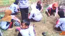 Citizen6, Sumenep: Siswa SMPN 1 Guluk-guluk, Sumenep, Madura, sedang menanam pepohonan di area sekolah, Jumat (25/3). (Pengirim: Suhairi Rachmad)
