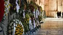 Karangan bunga dan ucapan duka untuk mendiang mantan Presiden Portugal, Mario Soares, Lisbon, Portugal (9/1). Mario Soares meninggal di usia yang ke-92 tahun setelah dirawat di rumah sakit. (AFP/Patricia De Melo Moreira)