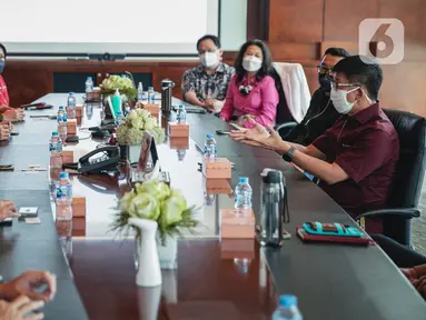 Perwakilan Indihome melakukan pertemuan dengan Emtek Group atau PT Elang Mahkota Teknologi di SCTV Tower, Senayan, Jakarta, Rabu (2/3/2022). Pertemuan membahas peran Indihome dalam ekspansi Vidio ke bigger screen home entertainment. (Liputan6.com/Faizal Fanani)
