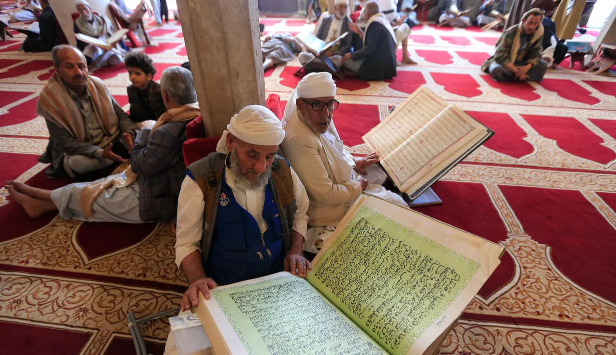 Di Masjid Agung Sanaa, para jemaah bertadarus tidak menggunakan Alquran sebagaimana pada umumnya. (MOHAMMED HUWAIS/AFP)