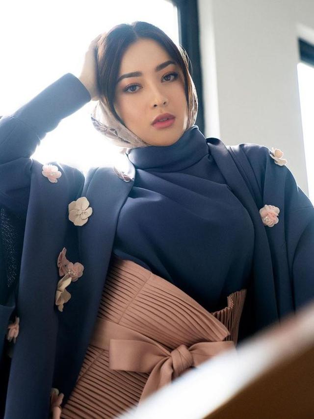 Potret Terbaru Nikita Willy Setelah Tunangan, Tampil Berhijab dan Elegan