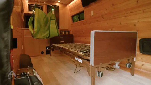 Interior Mercedes-Benz Sprinter AWD terdapat tempat tidur