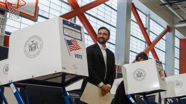 Zohran Mamdani ketika memberikan suaranya di sebuah tempat pemungutan suara pada Selasa (4/11/2025) di New York.