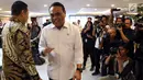 Menpan RB Syafruddin (kemeja putih) dan Ketua DPR Bambang Soesatyo usai pertemuan di Gedung Nusantara III Komplek Parlemen Senayan, Selasa (23/7/2019). Menpan menyampaikan kepada Ketua DPR Bamsoet saat ini ada 97 lembaga dalam pemerintahan Jokowi-JK yang terkena akuisisi. (Liputan6.com/Johan Tallo)