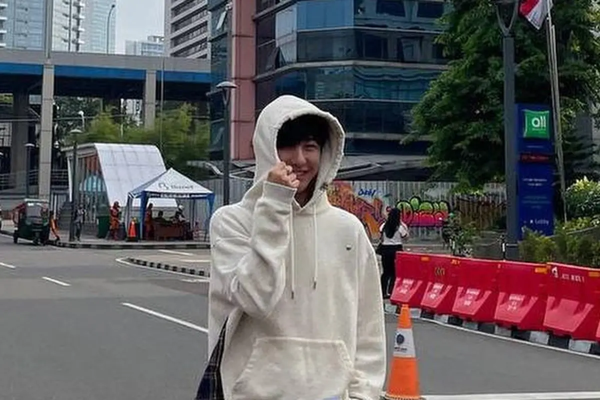 Semakin Melokal, Renjun NCT Dream Pamer Catwalk di Zebra Cross Citayam Fashion Week