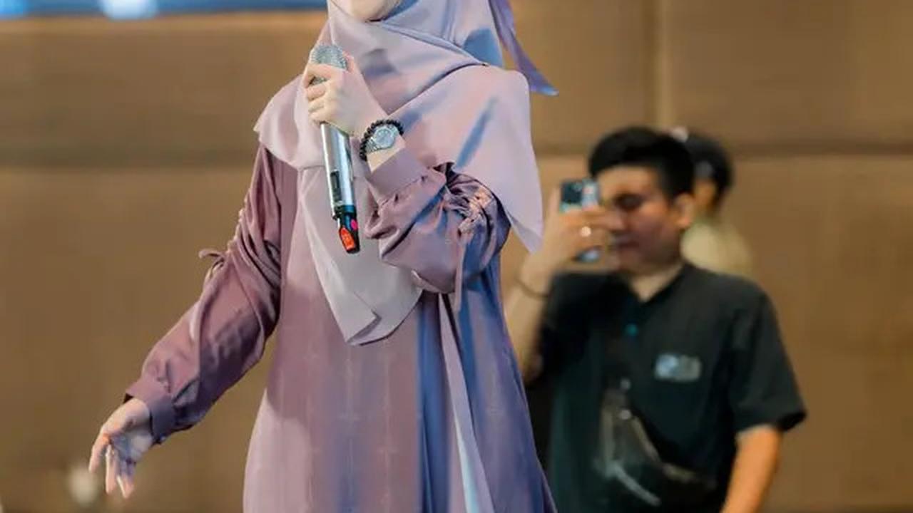 7 Inspirasi Gamis Kekinian ala Ria Ricis, Elegan untuk Tubuh Ramping