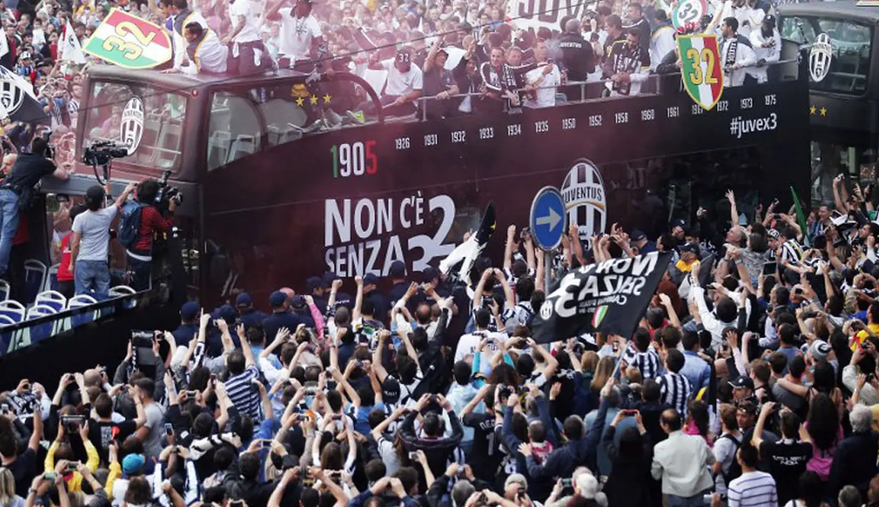 Juventus meraih gelar Scudetto Serie A Italia setelah meraih poin 102 selama musim 2013-2014, Turin, (18/5/2014). (AFP PHOTO/Marco Bertorello)
