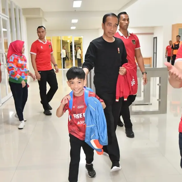 Presiden Jokowi mengajak cucu pertamanya Jan Ethes menonton pertandingan Timnas Indonesia melawan Turkmenistan dalam laga kualifikasi Piala Asia U-23 di Stadion Manahan Solo. (Foto: Agus Suparto)