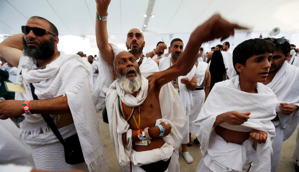 Jemaah haji melempar jumrah saat ibadah haji di Mina, Arab Saudi (12/09). Kegiatan ritual kesembilan ini merupkan simbol mengusir setan yang dilakukan oleh jemaah haji. (REUTERS/Ahmed Jadallah)