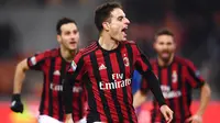 Gelandang AC Milan, Giacomo Bonaventura, melakukan selebrasi usai mencetak gol ke gawang Bologna pada laga Serie A di Stadion San Siro, Senin (11/12/2017). AC Milan menang 2-1 atas Bologna. (AFP/Marco Bertorello)