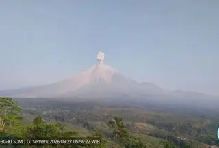 Gunung Semeru yang berada di perbatasan Kabupaten Lumajang dan Malang kembali menunjukkan aktivitas vulkanik tinggi.