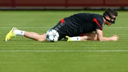 Penyerang Bayern Muenchen, Robert Lewandowski saat melakukan sesi latihan di Allianz Arena, Munich, Jerman (11/5/2015). Bayern Muenchen akan menantang Barcelona di leg kedua semifinal Liga Champions. (Reuters/Michaela Rehle)