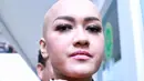 Saat menjalani pengobatan di Singapura secara bertahab,  berat badan Jupe turun drastis. Disaat perjuangannya melawan kanker, ia juga memotong rambutnya sebagai partisipasi korban yang terkena kanker. (Adrian Putra/Bintang.com)