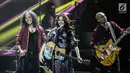 Penampilan kolaborasi grup band Slank bersama penyanyi muda, Sehryl Sheinafia dalam konser Slank In Love di Jakarta, Selasa (27/2). Sehryl ukses menyita perhatian saat membawakan lagu "Terbunuh Sepi" dengan penuh penghayatan. (Liputan6.com/Faizal Fanani)