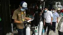 Pekerja melayani pembeli di tempat pengisian Oxygen Medical di kawasan Jalan Minang Kabau, Jakarta, Senin (28/6/2021). Permintaan pengisian oksigen di agen tabung oksigen di Jakarta alami peningkatan seiring lonjakan kasus COVID-19 yang terjadi dalam satu pekan terakhir. (Liputan6.com/Faizal Fanani)