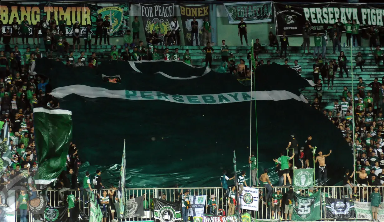Suporter tim Bajul Ijo membentangkan kaos raksasa saat menyaksikan laga penyisihan Dirgantara Cup 2017 antara Persebaya melawan Cilegon Utd di Stadion Maguwoharjo, Sleman, Sabtu (4/3). Persebaya kalah 1-2. (Liputan6.com/Helmi Fithriansyah)