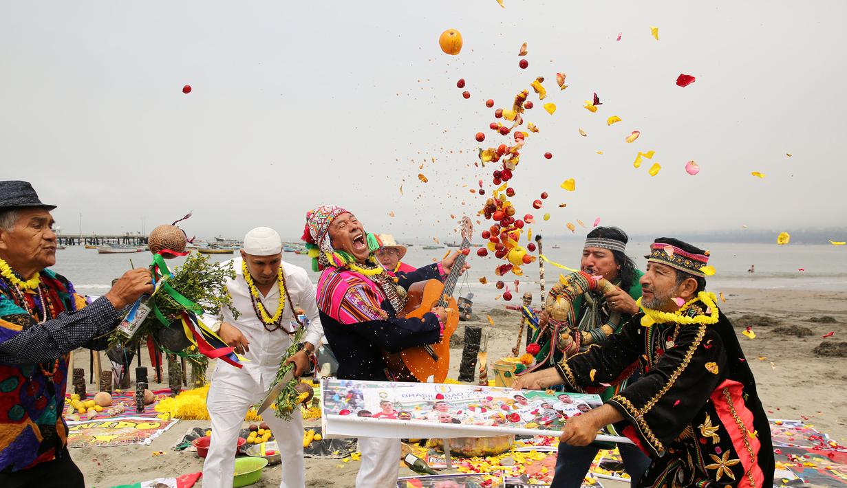 Sejumlah dukun asal Peru melakukan ritual prediksi ramalan jelang pergantian tahun di Pantai Agua Dulce di Lima, Peru, (29/12). Para dukun tersebut meramalkan tahun 2017. (Reuters/Mariana Bazo)