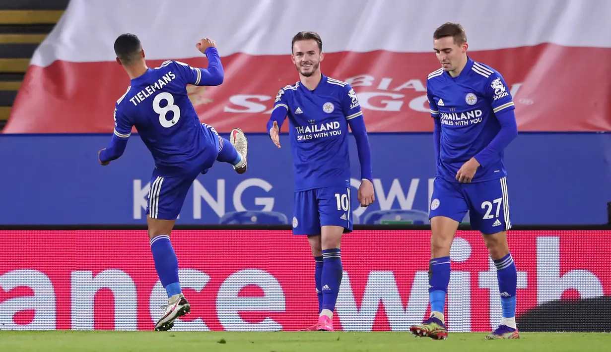 Gelandang Leicester City, James Maddison (tengah) melakukan selebrasi usai mencetak gol pertama timnya ke gawang Southampton dalam laga lanjutan Liga Inggris 2020/21 pekan ke-18 di King Power Stadium, Sabtu (16/1/2021). Leicester City menang 2-0 atas Southampton. (AFP/Alex pantling/Pool)