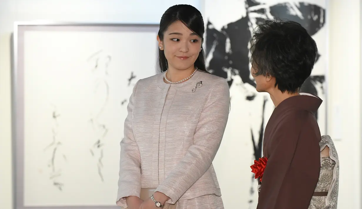 Putri sulung Pangeran Akishino, Putri Mako berbincang saat menghadiri pameran kaligrafi di  Tokyo, Jepang (9/2). Cucu tertua Kaisar Akihito ini menunda pernikahan dengan tunangannya hingga 2020. (AFP Photo/Pool/Toru Yamanaka)