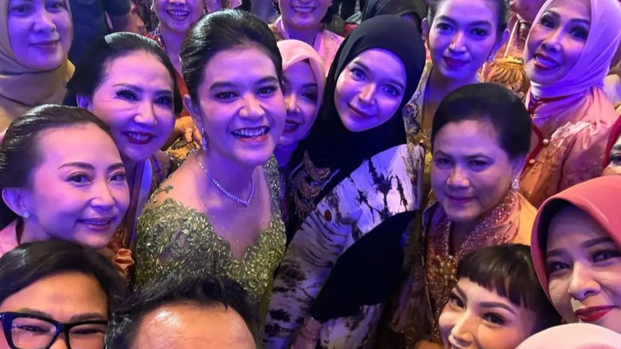 Gaya Elegan Iriana, Kahiyang Ayu, dan Selvi Ananda Dibalut Kebaya Warna Cerah saat Ulang Tahun Dekranas di Solo