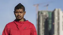 Striker Persija, Bambang Pamungkas, mengamati latihan anak-anak di Stadion Soemantri Brodjonegoro, Jakarta, Senin (4/12/2017). Sebanyak 13 anak Maluku ikut pelatihan Liga Remaja UC News. (Bola.com/Vitalis Yogi Trisna)