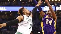 Forward Los Angeles Lakers, Kobe Bryant (kanan) saat melakukan jump shoot di depan center Boston Celtics, Jared Sullingers, pada pertandingan di TD Garden, Rabu (30/12/2015). Kobe masuk dalam deretan pemain yang mampu mencetak angka tinggi dalam satu pert
