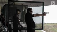 Pasukan Paspampres mengikuti kejuaraan menembak Paspampres Shooting Championship 2018 di Jakarta, Jumat (9/2). Kejuaraan ini diikuti TNI/ Polri, Sipil Umum dan Anggota Perbakin Seluruh Indonesia. (Liputan6.com/Faizal Fanani)