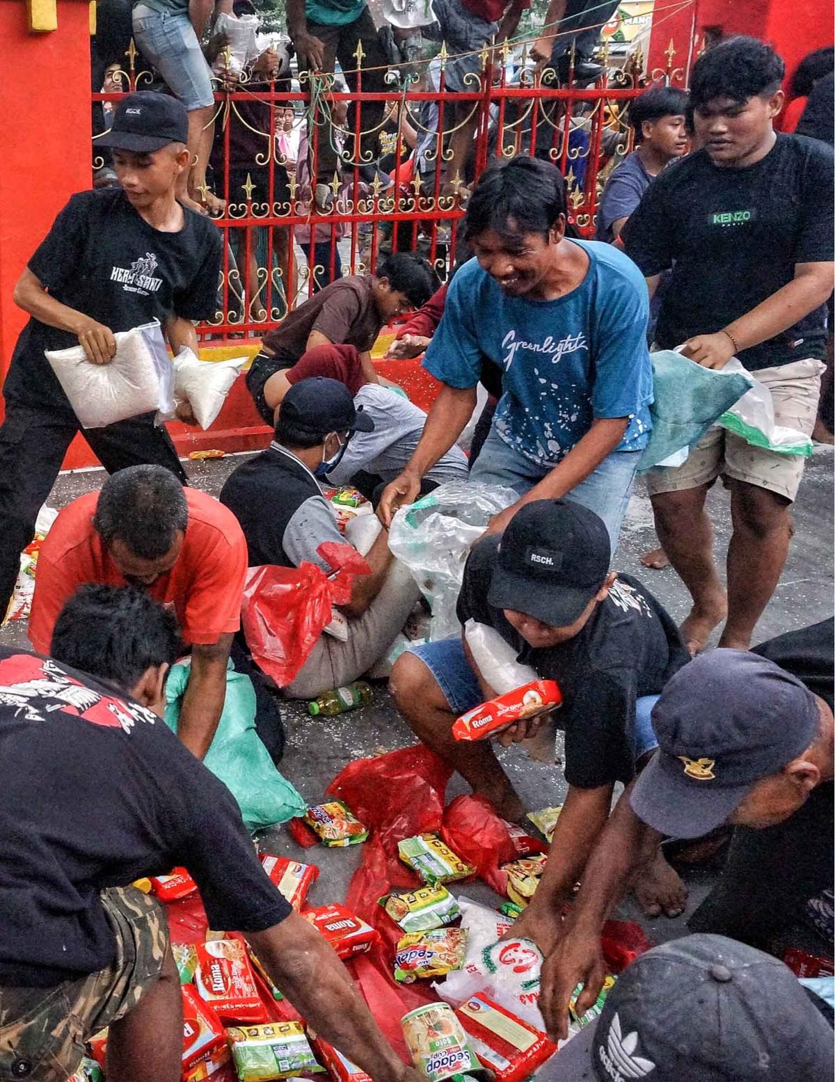 FOTO: Antusias Warga Rebutan Bahan Makanan dalam Festival Hantu Lapar