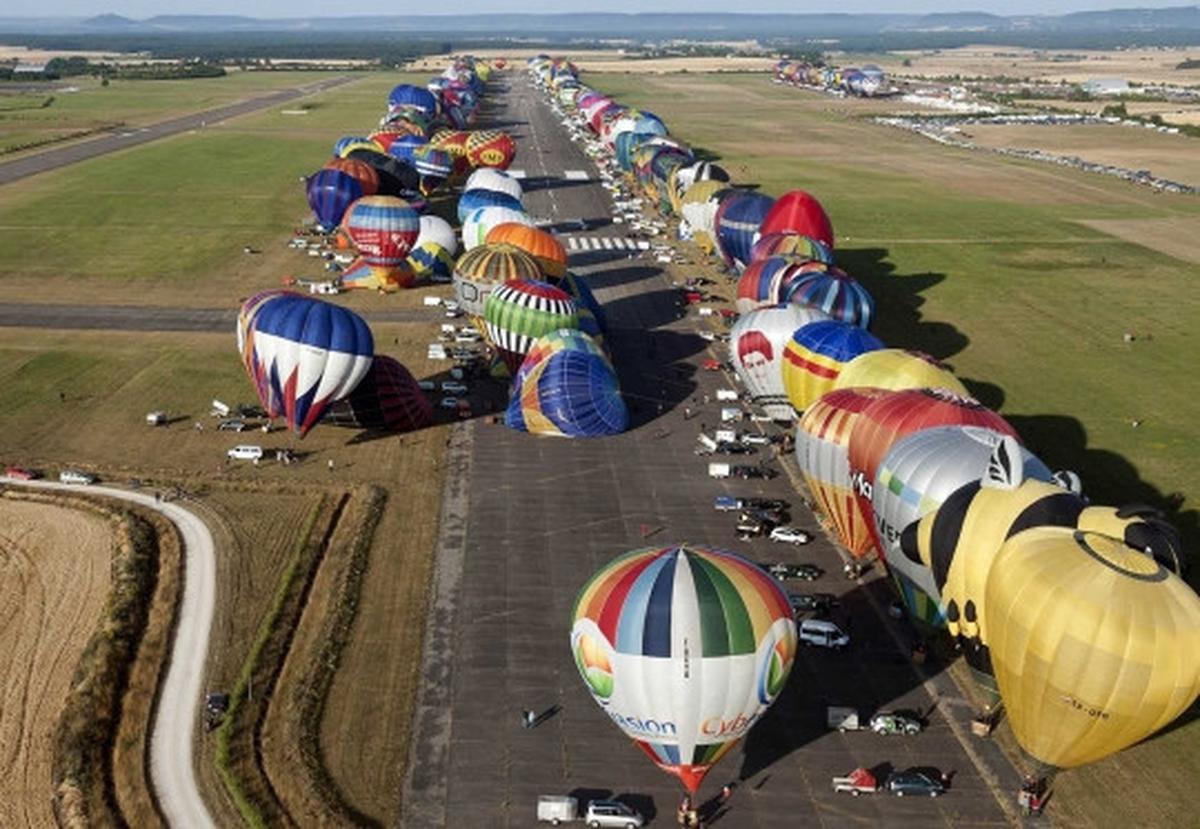 Festival balon udara hiasi langit Prancis