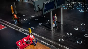 Sejumlah penanda jaga jarak sosial (social distancing) terlihat di lantai Stasiun Kereta Gare du Nord, Paris, Prancis, Kamis (7/5/2020). Stasiun Kereta Gare du Nord menerapkan penanda jaga jarak sosial untuk mempersiapkan kedatangan penumpang dalam jumlah besar. (Xinhua/Aurelien Morissard)