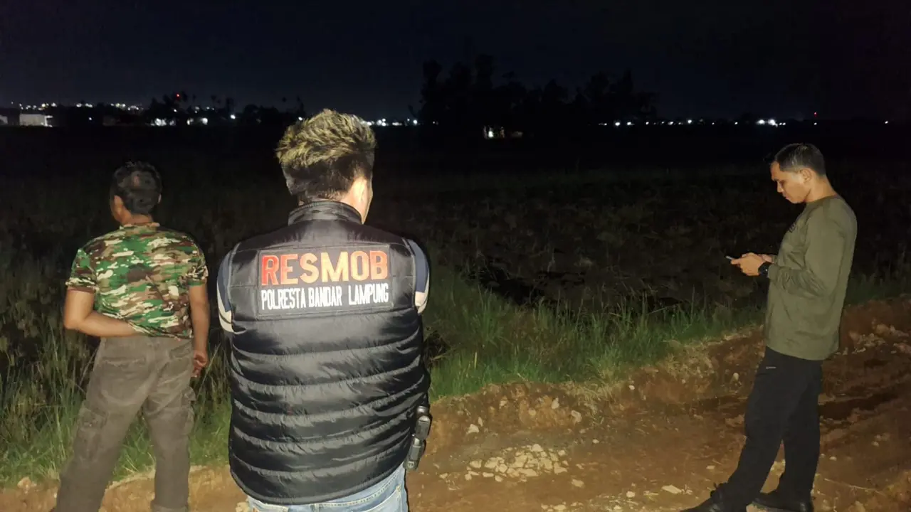 Polisi masih memburu pelaku bersenjata golok yang bunuh ayah kandung begitu sadis di Bandar Lampung hingga ke perbatasan Lampung Selatan.