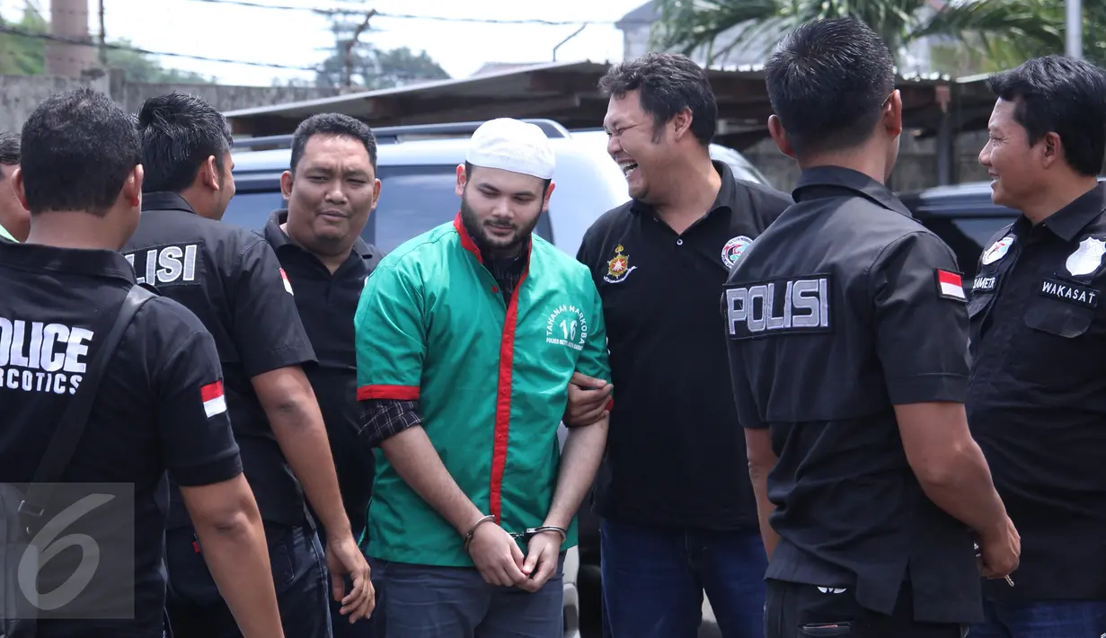 Penyanyi dangdut Ridho Rhoma tiba di RSKO, Jakarta, Selasa (4/4). Kabarnya, Ridho Rhoma akan menjalani proses rehabilitasi selama beberapa waktu ke depan sembari menunggu berkas kasusnya dilimpahkan pengadilan. (Liputan6.com/Herman Zakharia)