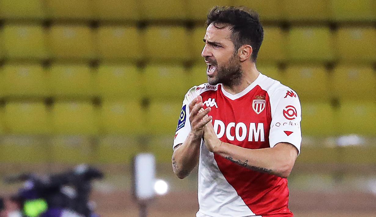 Selebrasi gelandang AS Monaco, Cesc Fabregas setelah mencetak gol melalui eksekusi penalti ke gawang PSG pada laga Ligue-1 2020/2021 di Louis II Stadium, Monaco (20/11/2020). Didatangkan AS Monaco dari Chelsea pada tengah musim 2018/2019 dengan nilai transfer 9 juta euro atau kini setara Rp146 miliar, Cesc Fabregas akhirnya dilepas gratis ke Como pada awal musim 2022/2023. (AFP/Valery Hache)