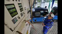 Petugas mengecek volume pengisian bahan bakar gas ke salah satu bajaj di kawasan Monas, Jakarta, Senin (26/1/2015). (Liputan6.com/Miftahul Hayat)