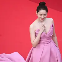 Yoona membuat penggemar terpesona dalam balutan gaun strapless pink dari Monique Lhuillie dengan rok mengembang pada bagian pinggang. (Photo by Andreea Alexandru/Invision/AP)