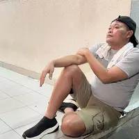 Sule mengenang perjalanannya saat awal karir. Dalam potret yang dibagikan, pria lima orang itu sedang menjadi penabuh kendang. Pemilik nama asli Entis Sutisna itu mengenang perjuangan seorang ayah dalam mencari nafkah untuk keluarganya. [Instagram/ferdinan_sule]