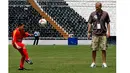 Zinedine Zidane bermain bola bersama anak-anak di Istambul, Turki, (21/5/2008). Zidane hadir untuk membantu dan mendukung sepak bola untuk anak-anak di Turki. (EPA/Kerim Okten)