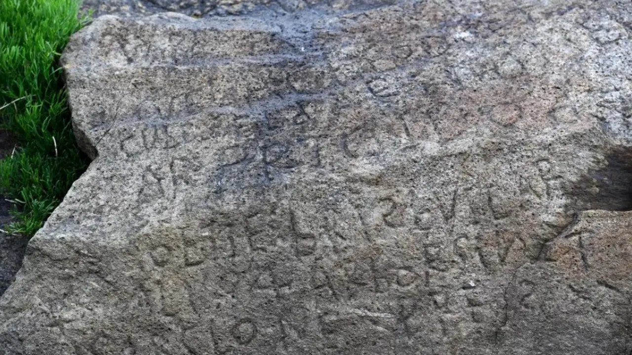 Kode Rahasia di Batu