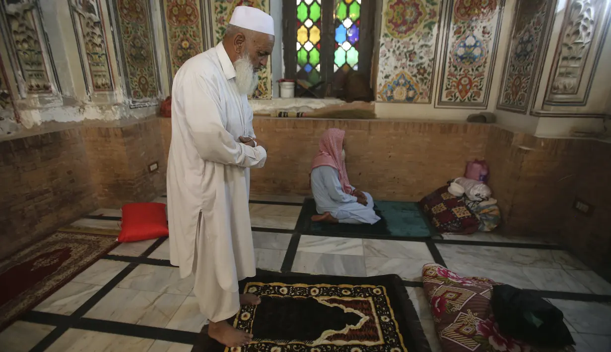 Itikaf bertujuan meraih malam kemuliaan, dengan membaca Al-Quran, salat Tahajud, dan berzikir. (AP Photo/Muhammad Sajjad)