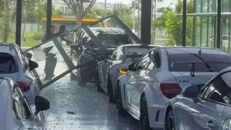 Pengemudi Xpander menabrak mobil Porsche di showroom mewah Ivan's Motor di kawasan PIK 2, Kota Tangerang, Banten.