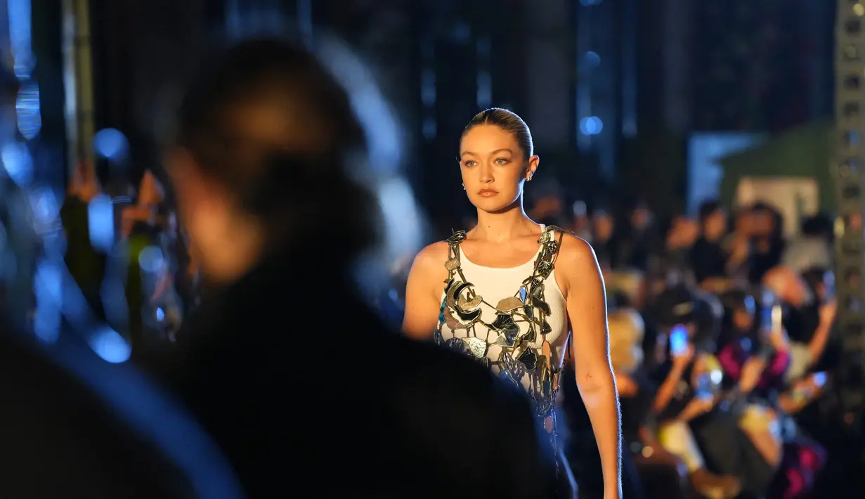 Gigi Hadid berjalan di runway untuk VOGUE World: New York selama New York Fashion Week 2022 di New York City (12/9/2022). Gigi dan Leonardo Keduanya tertangkap saat datang bersama di New York Fashion Week pada Selasa (13/9/2022) kemarin. (Sean Zanni/Getty Images for Vogue/AFP)