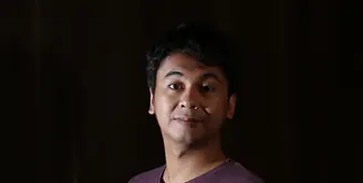 Raditya Dika terlibat dalam program Stand Up Comedy Academy Indosiar sebagai juri tamu dan mentor untuk para peserta yang telah terpilih. (Andy Masela/Bintang.com)