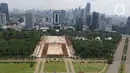 Suasana revitalisasi  taman sisi selatan Monunem Nasional, Jakarta, Rabu (29/1/2020). Berdasarkan hasil rapat koordinasi bersama DPRD DKI Jakarta, Sekretaris Daerah (Sekda) DKI Jakarta Saefullah memutuskan menghentikan sementara proyek revitalisasi kawasan Monas. (Liputan6.com/Herman Zakharia)