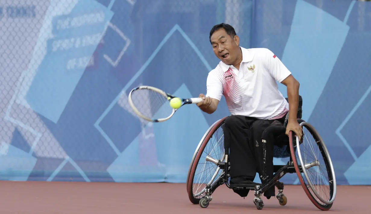 Petenis Indonesia, Erwin Subrata, mengembalikkan bola saat melawan wakil Taiwan, Chu-Yin Huang dan Tzu-Hsuan Huang, pada Asian Para Games di Kelapa Gading, Jakarta, Senin (8/10/2018). Indonesia takluk 2-0 dari Taiwan. (Bola.com/M Iqbal Ichsan)