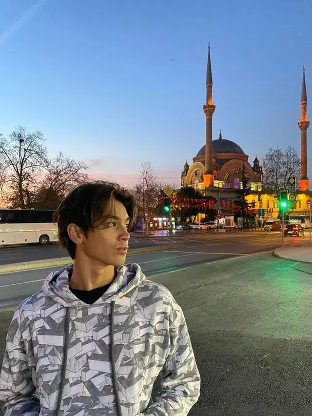 [Fimela] 6 Potret Tampan Eddy Meijer Anak Maudy Koesnaedy Saat Liburan di Turki