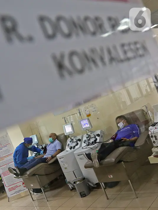 Penyintas COVID-19 melakukan donor plasma konvalesen di PMI DKI Jakarta, Selasa (19/1/2021). Sebanyak 307 penyintas COVID-19 per 1 hingga 15 Januari 2021 telah mendonorkan plasma konvalesen. (Liputan6.com/Herman Zakharia)
