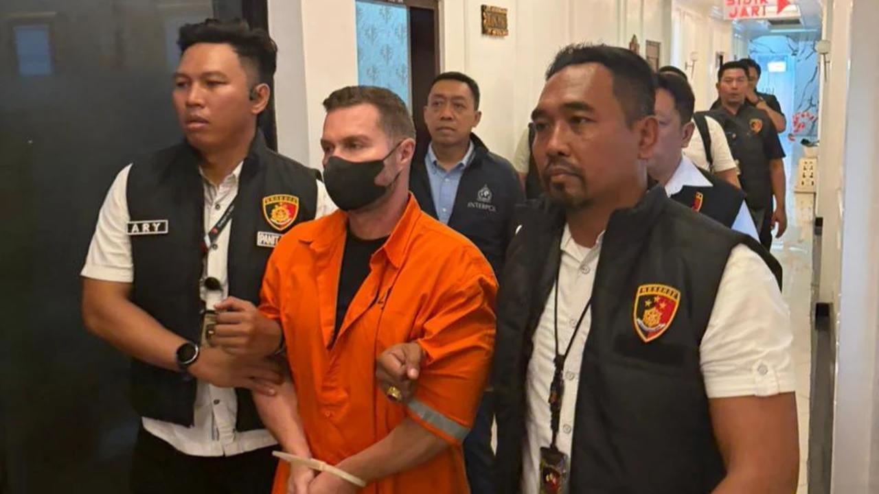 FOTO: Polri Amankan Buronan Internasional Sindikat Narkoba di Bandara Bali