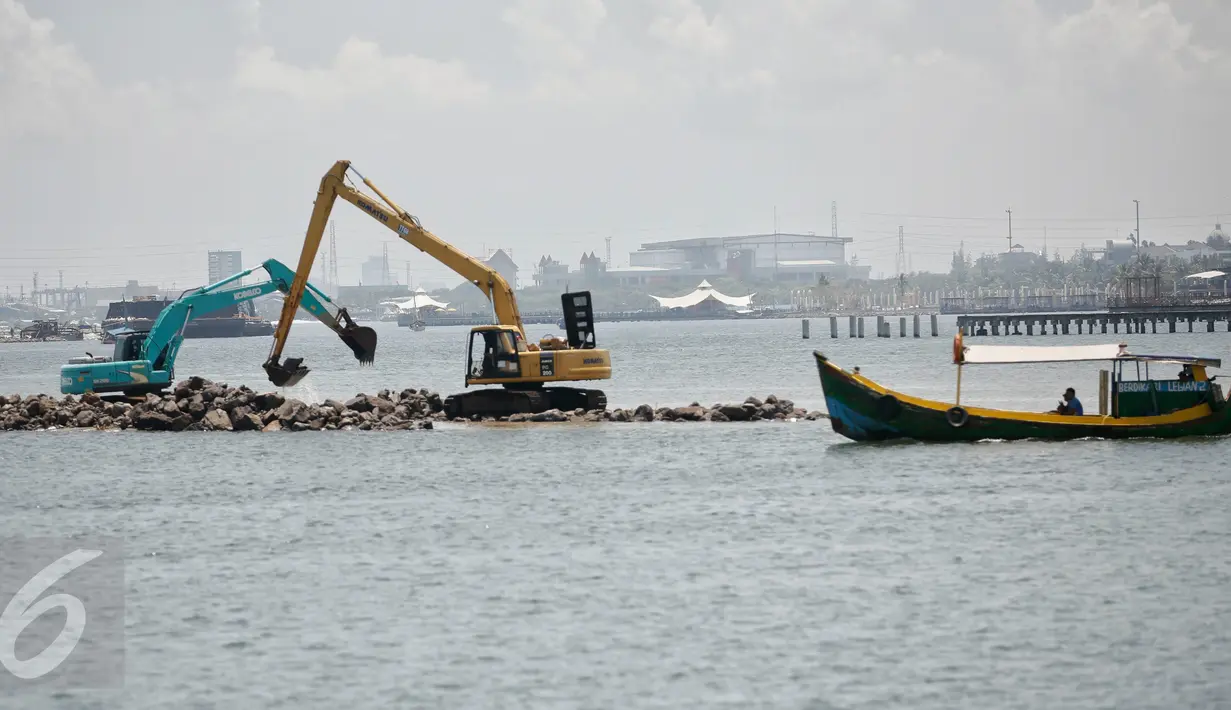 Pengerjaan proyek reklamasi kawasan Pantai Utara Jakarta, Ancol, Jakarta, Rabu (9/3/2016). Dampak yang perlu diantisipasi Pemprov DKI Jakarta atas reklamasi pantai salah satunya ialah nasib para nelayan. (Liputan6.com/Faizal Fanani)