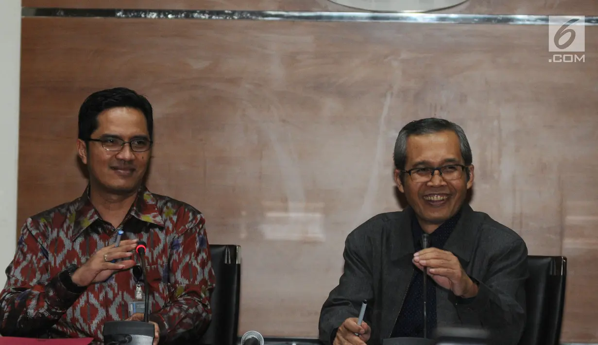 Wakil Ketua KPK, Alexander Marwata (kanan) didampingi Juru Bicara KPK, Febri Diansyah saat hendak memberikan keterangan terkait OTT di PN Jaksel di Gedung Komisi Pemberantasan Korupsi, Jakarta, Rabu (28/11). (Merdeka.com/Dwi Narwoko)